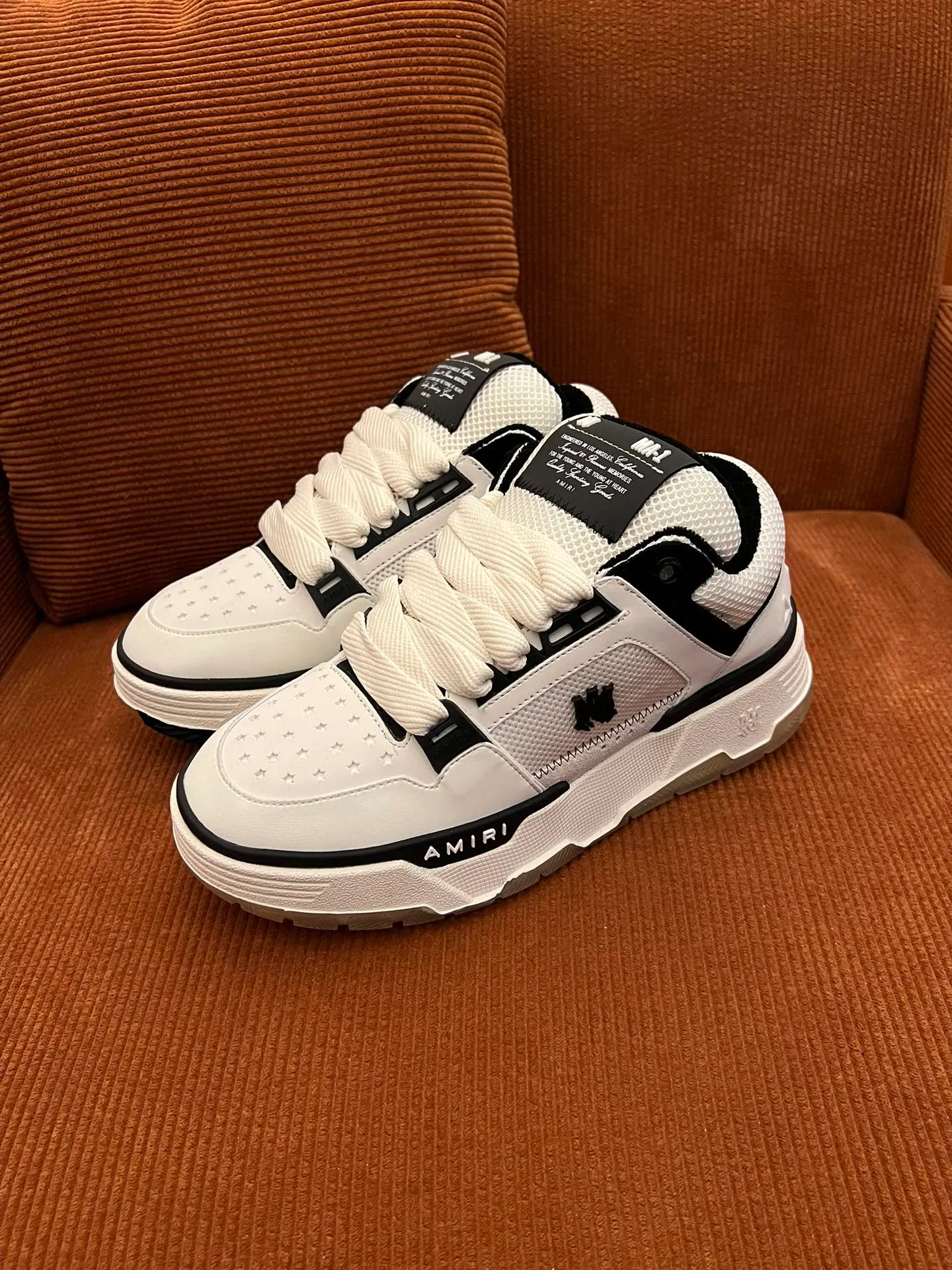 p620💰Men's shoes Amiri Emile's 2023 spring and summer new MA-1 bread shoes, couple models, casual sports shoes, sneakers Amiri gave up the rock punk style in the new season and used a large number of unsaturated colors, Morandi tones, whether you see or wear them, it will make people very happy. The large tongue of the bread shoes continues, shortens the length of the shoe body, thickens the midsole, and the toe part is more rounded. Amiri's brand letters and MA logo appear on the side of the shoe. Fabric: Original customized imported first-layer cowhide + mesh. Lining: Original customized breathable towel lining. Outsole. Foam combination material. Bottom thickness: 4CM. Size: Men's 39-45